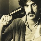 (Interior) Foto por John Livzey 